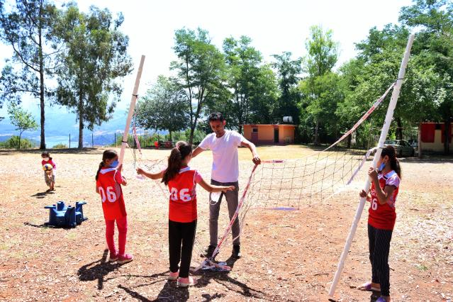 Soğan çuvalından file ile voleybol oynayan çocuklara federasyon hamlesi